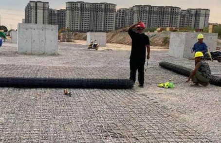 郓城土工格栅铺设前地基要怎么处理？